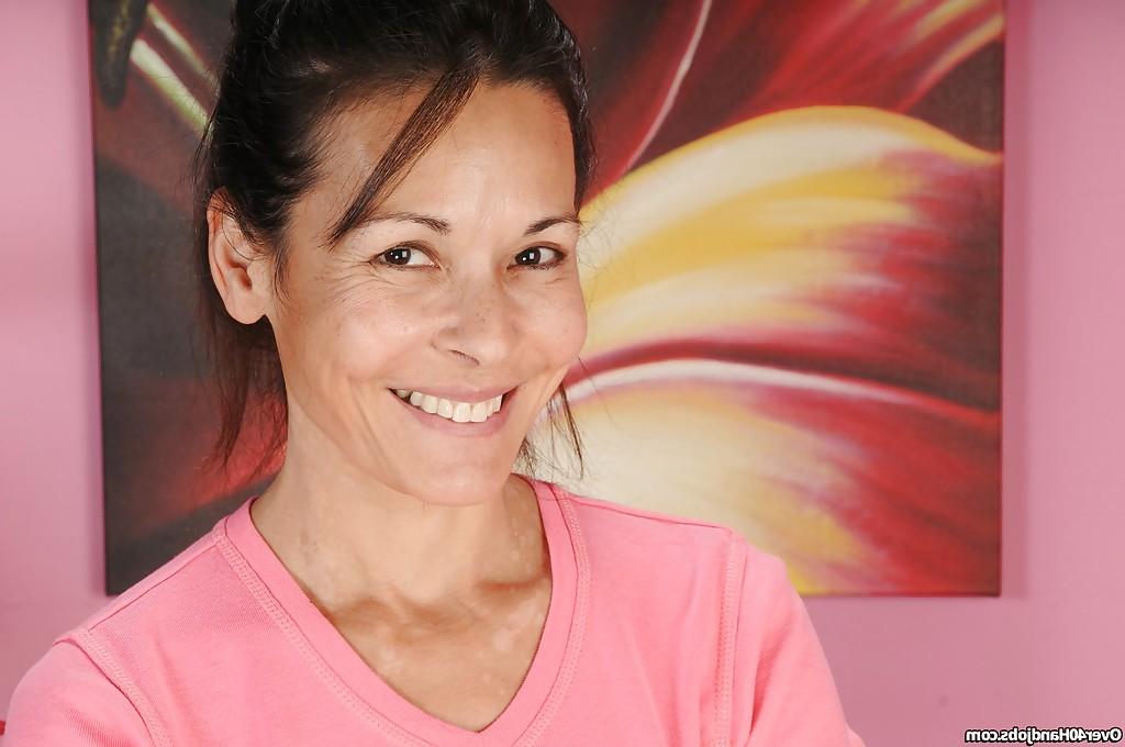 13P Smiley reife brünette Dame enthüllt ihre verführerischen runden Brüste