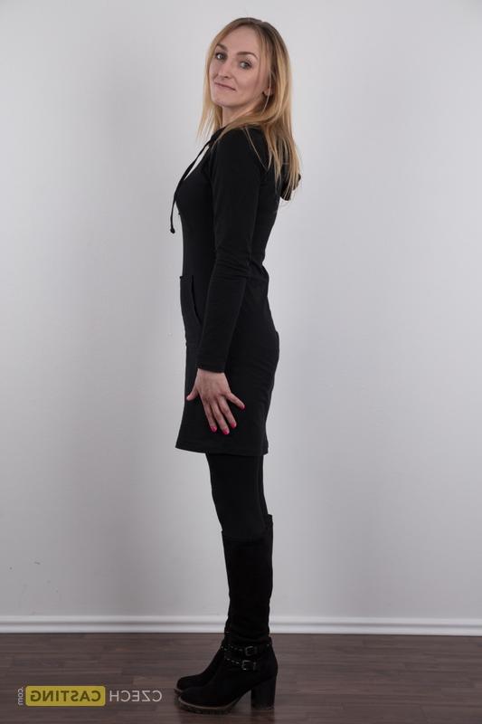 20P A loira amadora Zuzana posa totalmente vestida e depois nua também