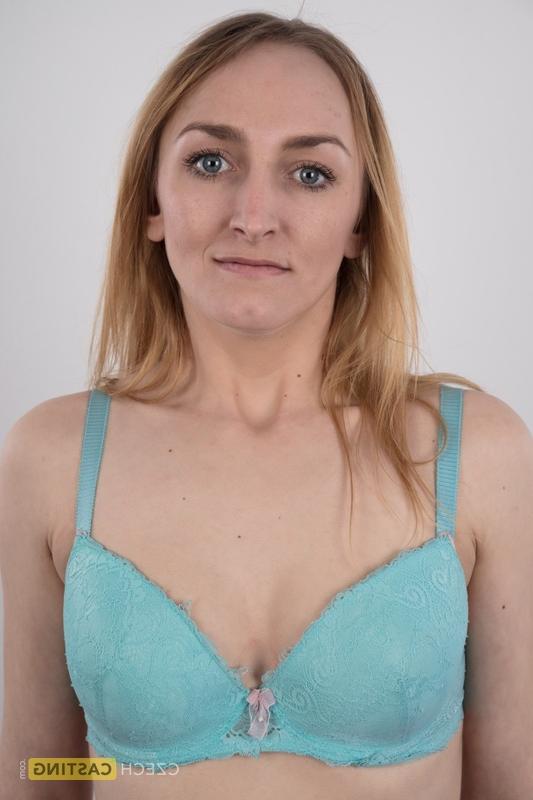 20P A loira amadora Zuzana posa totalmente vestida e depois nua também