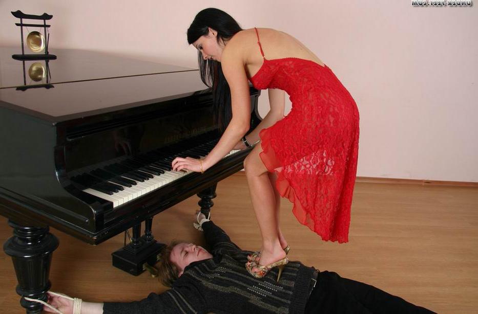 16P Dark haired mistress plays the piano while trampling her submissive lover