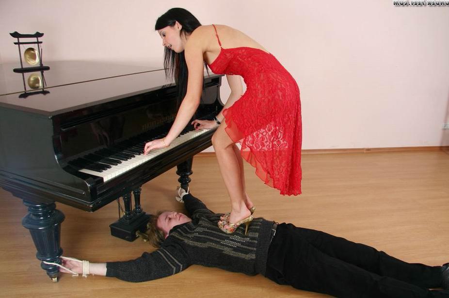 16P Dark haired mistress plays the piano while trampling her submissive lover