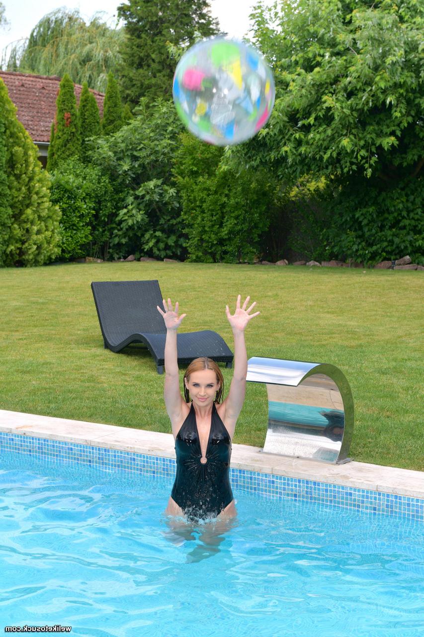 20P Hot Russian ginger Kaisa Nord blows off a big-dicked dude poolside