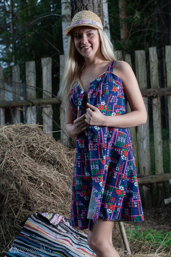 16P La jeune blonde Agnes H enlève sa robe pour se mettre nue sur de la paille patinée dans un jardin.