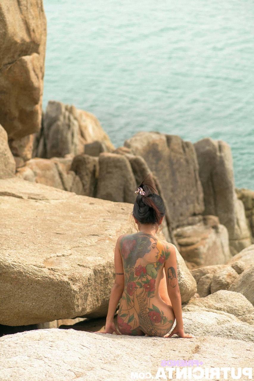 20P Gata asiática muito gostosa posa nua e brinca com suas tatuagens e seios perfurados