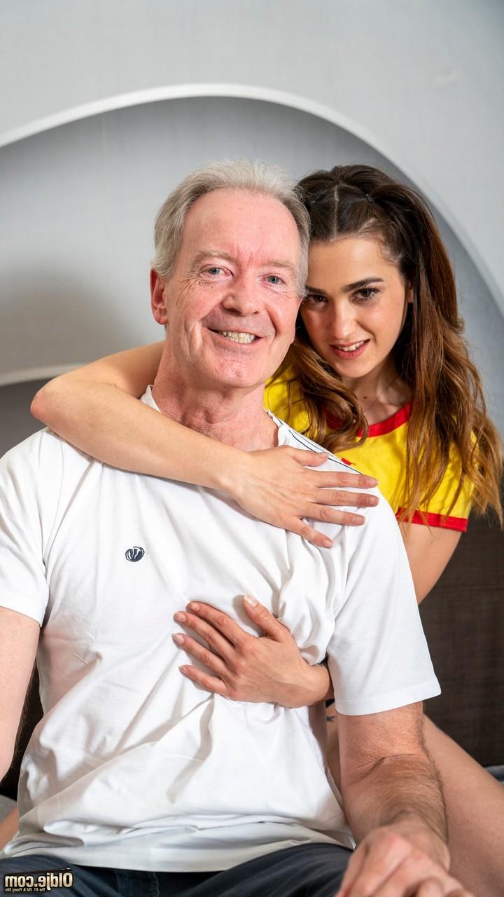 20P Die dünne Teenagerin Valentina La Piedra wird von ihrem alten Freund im Doggystyle gefickt