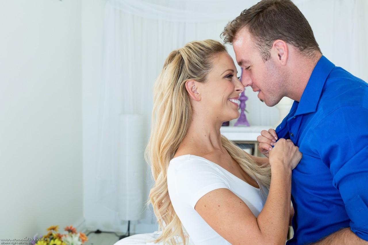 19P Die schöne MILF Cherie DeVille reitet einen pochenden Schwanz und bekommt einen Cumshot in den Bauch
