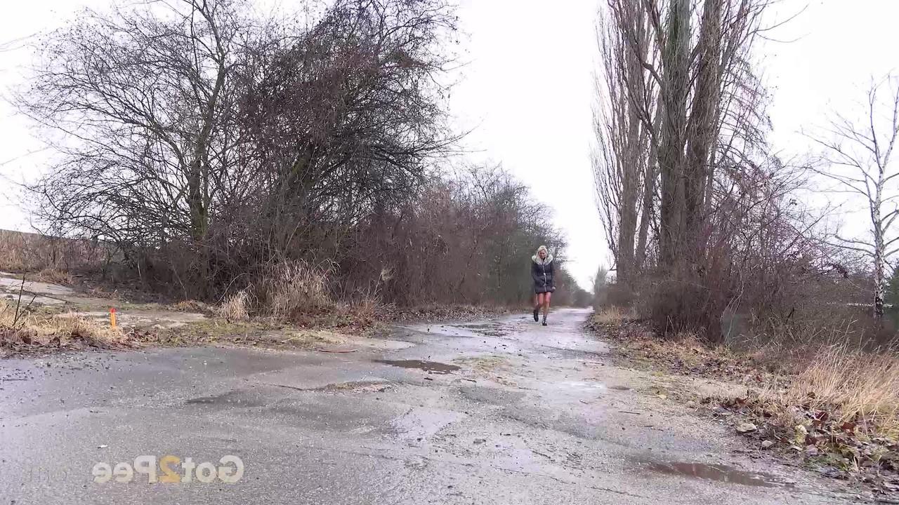 15P La rubia platino Claudia Macc mea en una carretera asfaltada en el campo