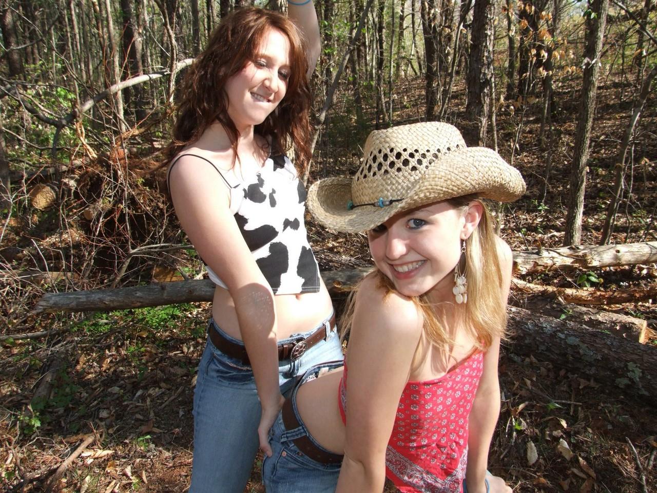 20P Adolescentes amadoras Kitty e Anna mostram seus peitos e posam em roupas de cowgirl