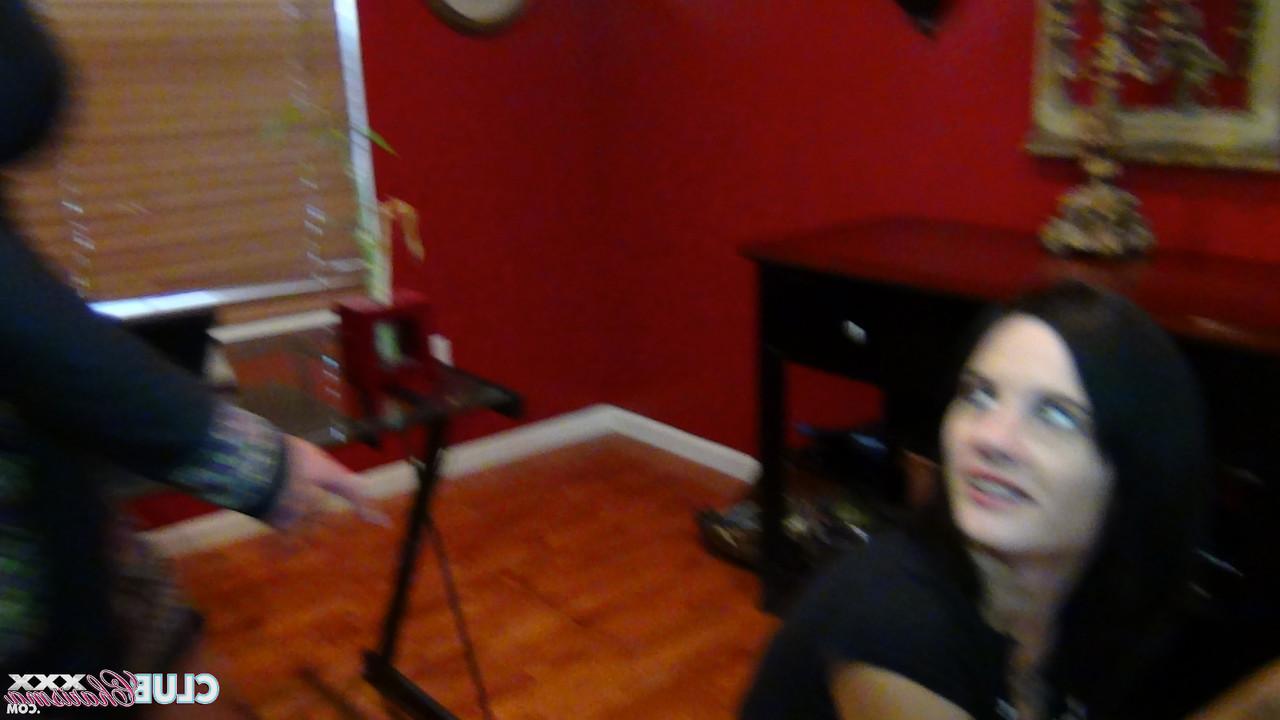 20P As estrelas pornôs Carey Riley e Charisma Cappelli brincam uma com a outra com uma furadeira vibradora