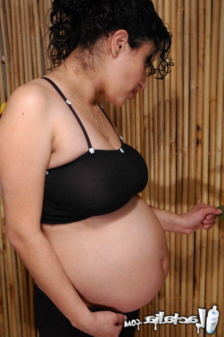 15P Garota latina grávida brinca com os seios inchados enquanto fica nua