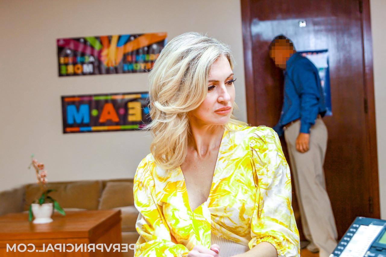 20P A loira madura Gigi Dior revela seu corpo firme e peitos grandes antes do sexo no escritório