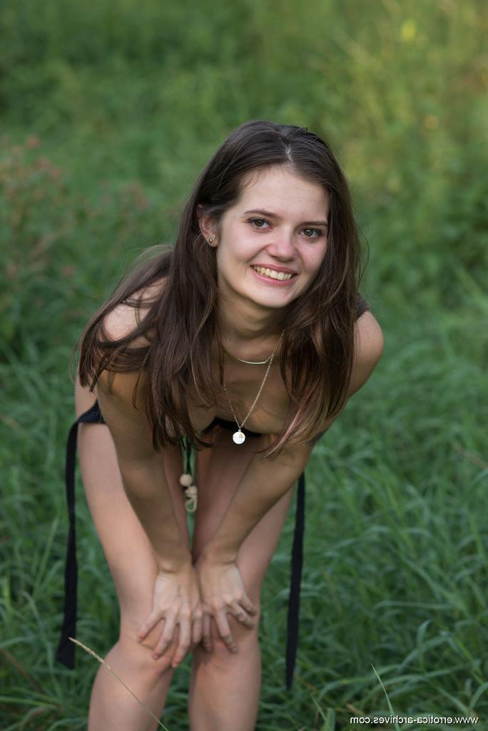 16P La pequeña joven Pola se desnuda con calzado en un banco mientras está en la naturaleza