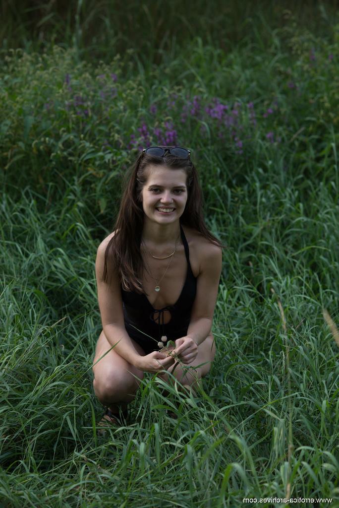 16P La pequeña joven Pola se desnuda con calzado en un banco mientras está en la naturaleza