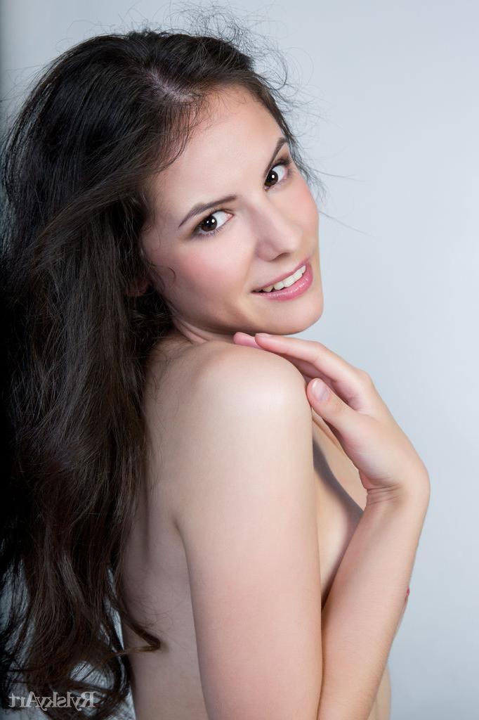 16P Swan, adolescente europeia de pés descalços, tira seu conjunto de lingerie rosa para posar nua
