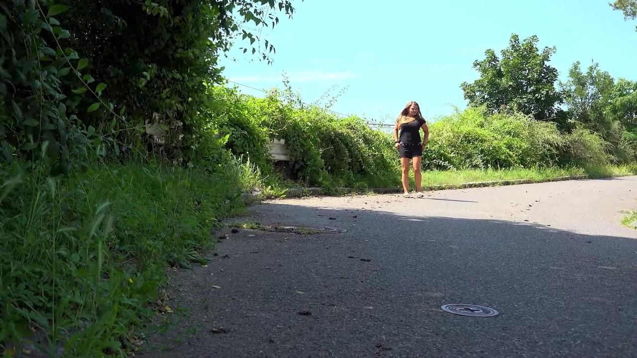 15P A garota loira Jena Lovely mija na estrada durante o dia