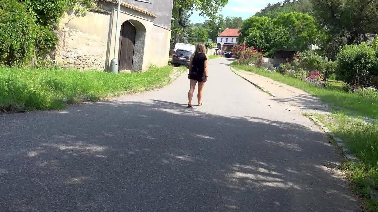15P A garota loira Jena Lovely mija na estrada durante o dia