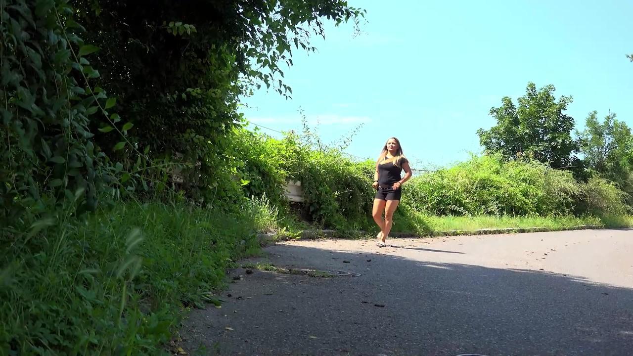 15P A garota loira Jena Lovely mija na estrada durante o dia