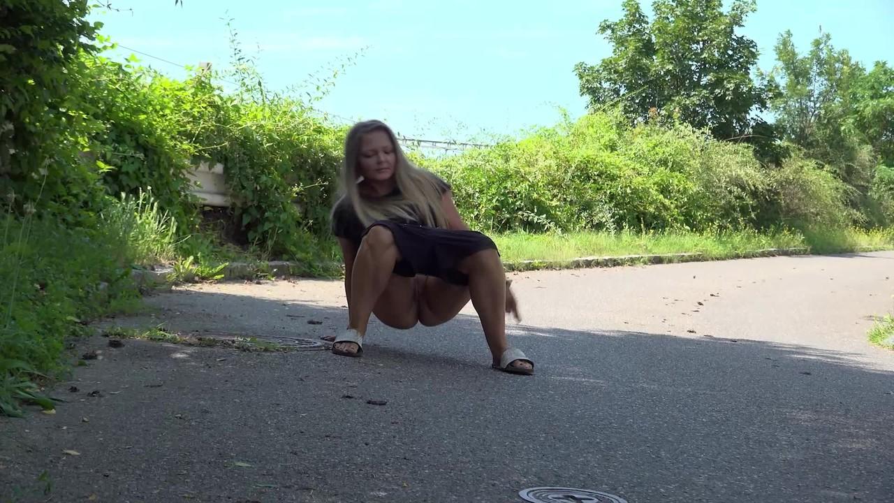 15P A garota loira Jena Lovely mija na estrada durante o dia