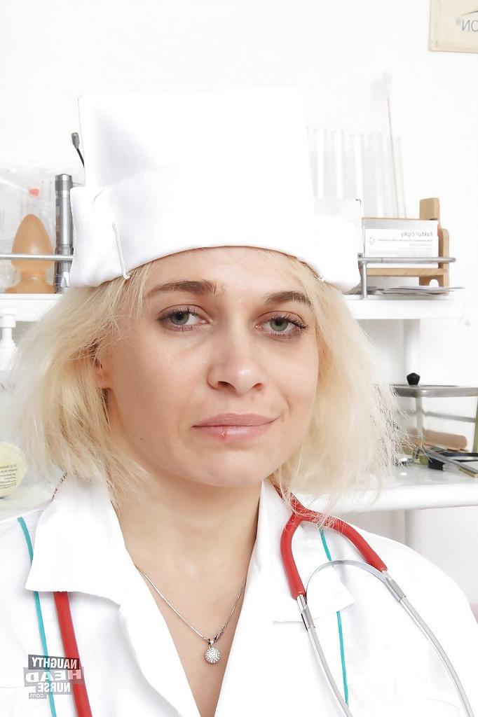 16P Sandy, une infirmière plus âgée et potelée, enlève son uniforme avant une séance de masturbation.