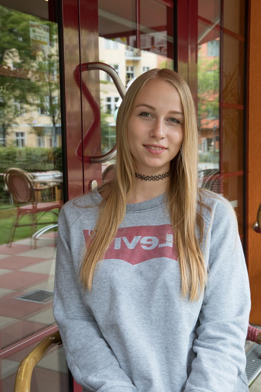 20P Hübsche Amateurin zeigt ihre süßen Teenie-Titten und spielt mit ihrer rasierten Muschi