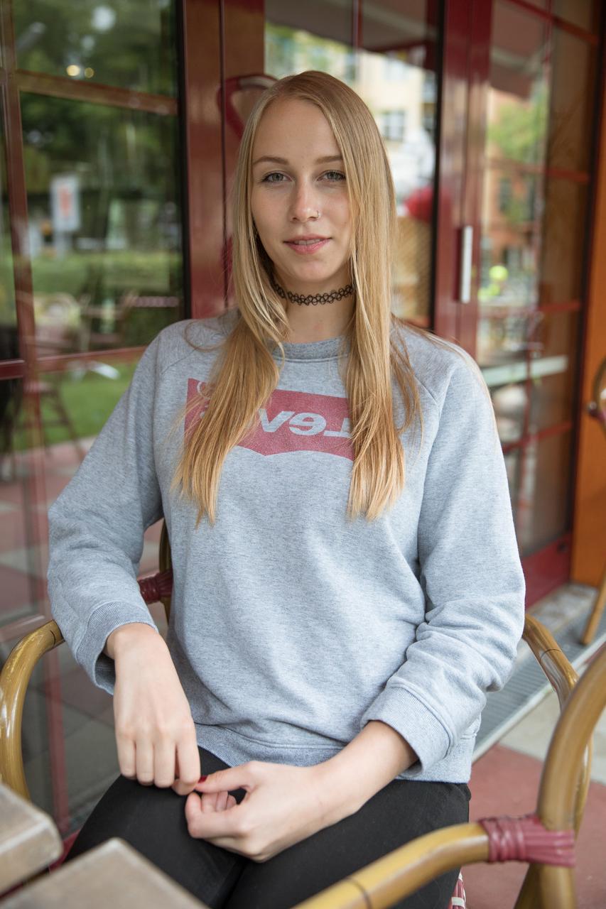 20P Hübsche Amateurin zeigt ihre süßen Teenie-Titten und spielt mit ihrer rasierten Muschi