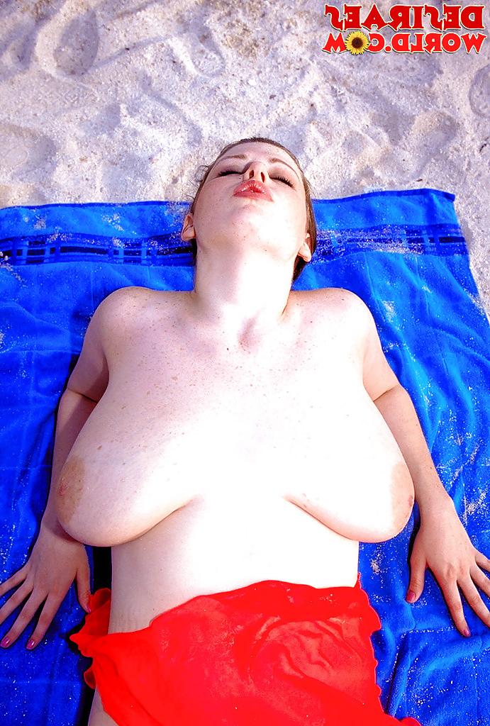 16P A estrela pornográfica com sobrepeso Desirae brincando com peitos e mamilos flácidos na praia