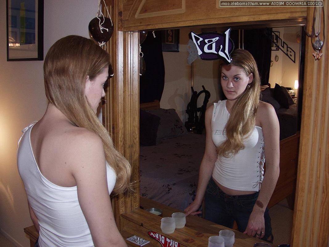 16P La première fois, elle se regarde dans un miroir pendant qu'elle enlève ses vêtements