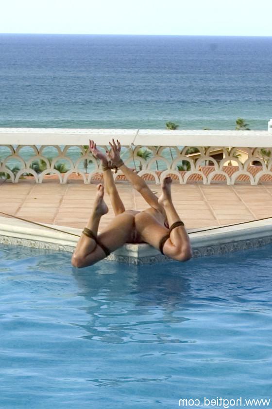 20P Escrava loira sendo rudemente brincada enquanto a corda estava amarrada ao lado da piscina