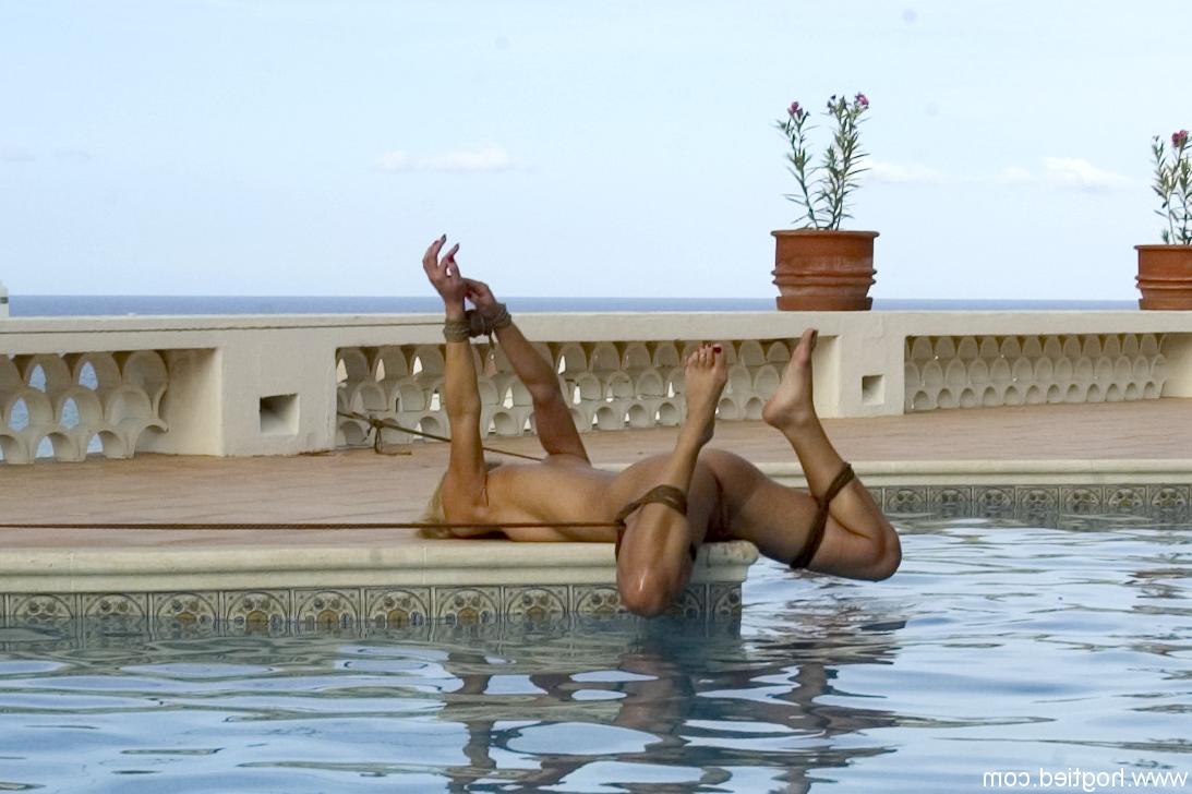 20P Escrava loira sendo rudemente brincada enquanto a corda estava amarrada ao lado da piscina