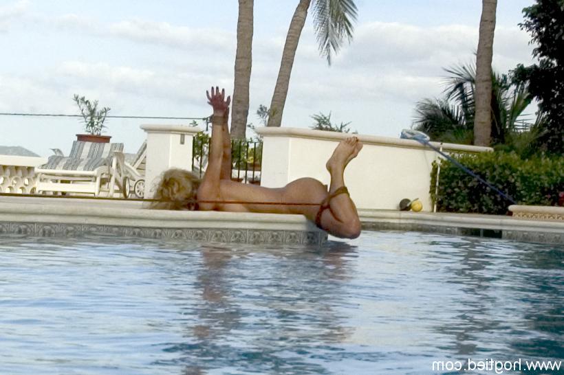 20P Escrava loira sendo rudemente brincada enquanto a corda estava amarrada ao lado da piscina
