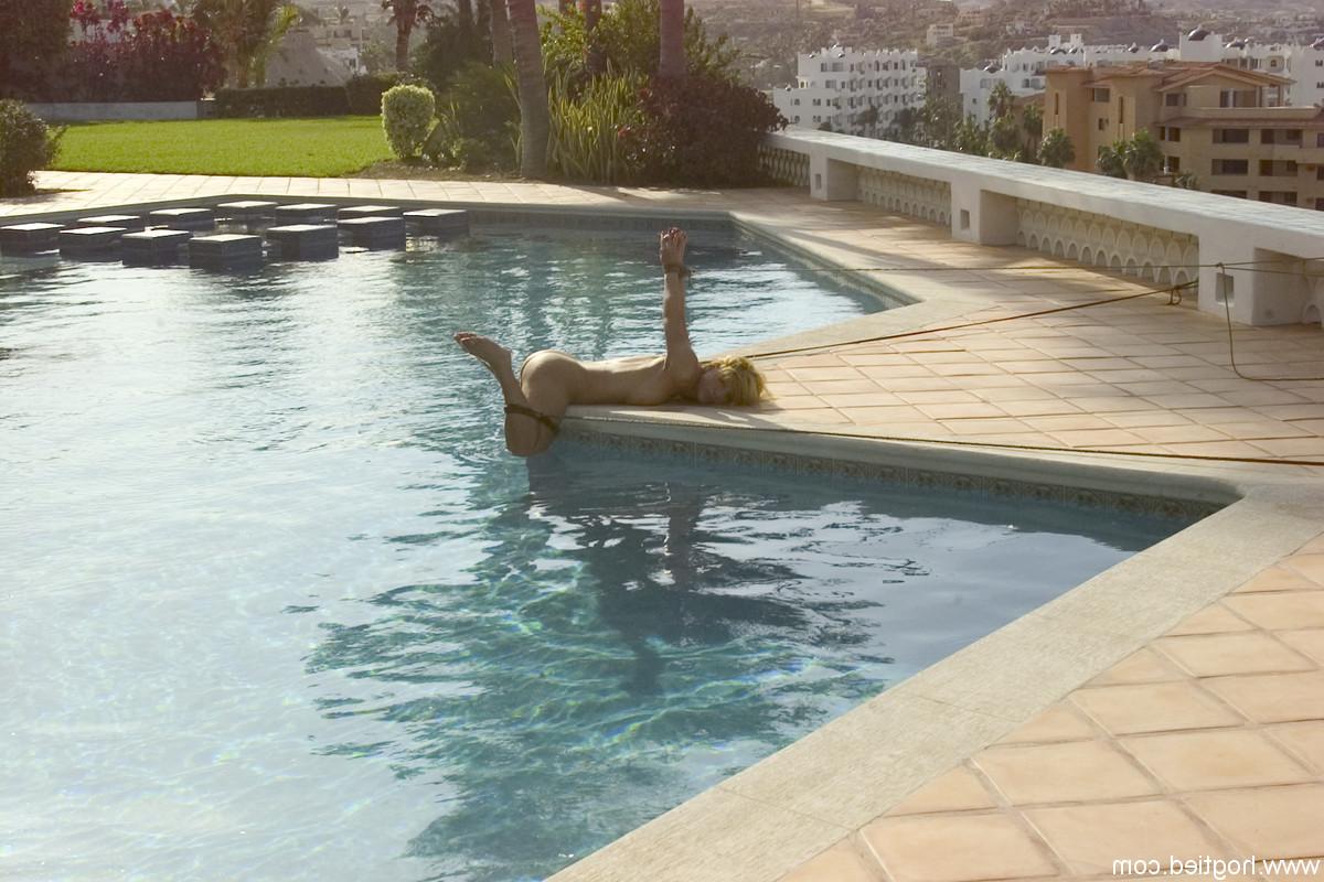 20P Escrava loira sendo rudemente brincada enquanto a corda estava amarrada ao lado da piscina
