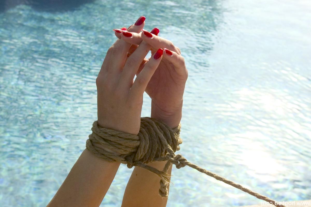 20P Escrava loira sendo rudemente brincada enquanto a corda estava amarrada ao lado da piscina