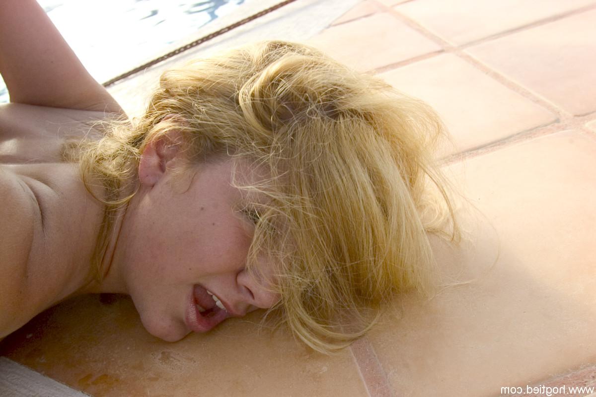 20P Escrava loira sendo rudemente brincada enquanto a corda estava amarrada ao lado da piscina