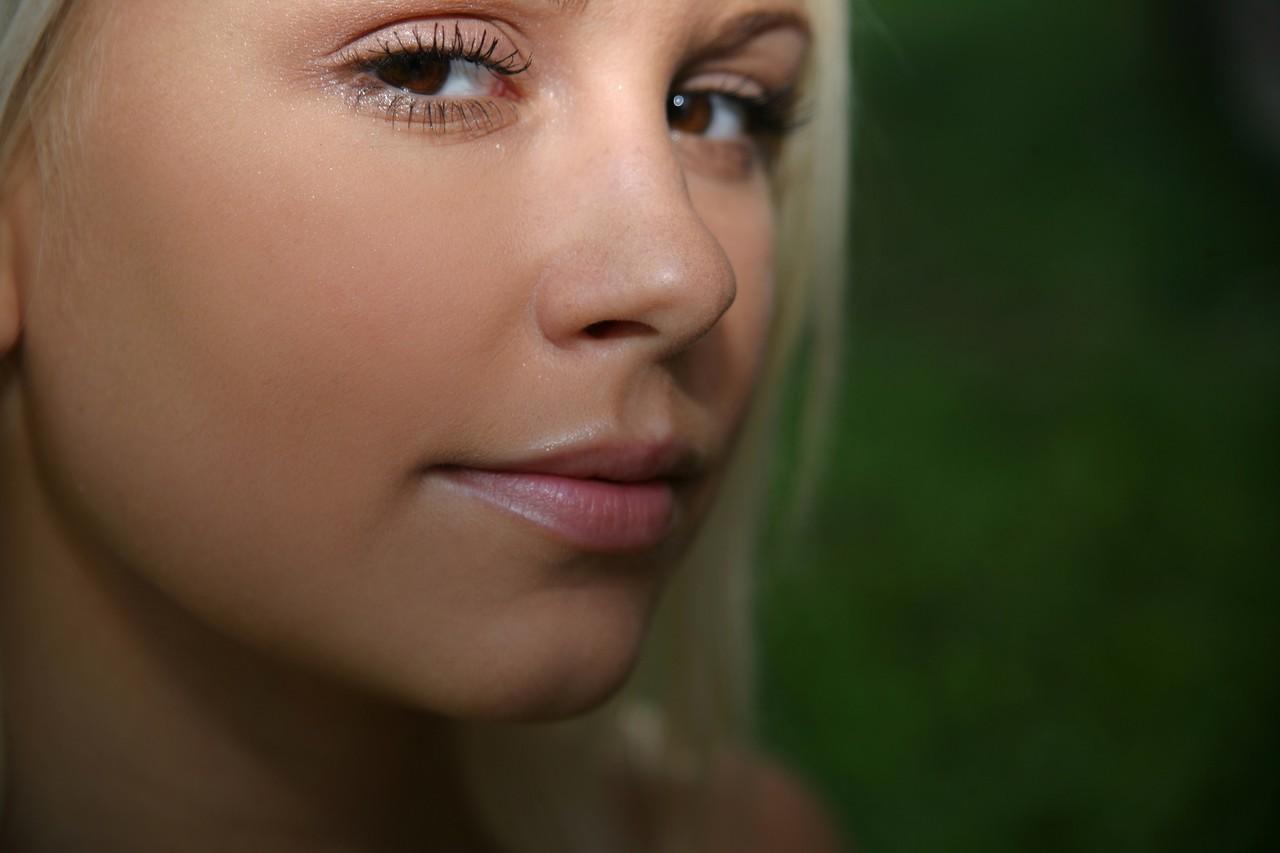 20P Teen amateur Lola poses completely naked and teases with her cunt outdoors