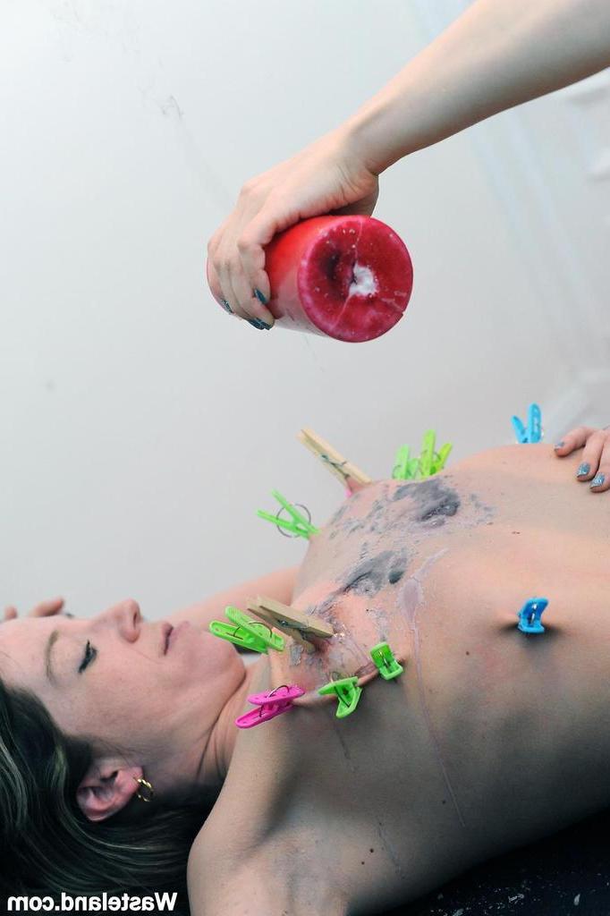 16P Blondes Mädchen mit Krankenschwestermütze und Dessous quält eine Frau mit Wachs und Klammern