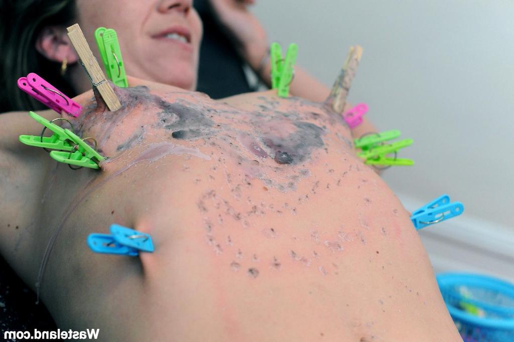 16P Blondes Mädchen mit Krankenschwestermütze und Dessous quält eine Frau mit Wachs und Klammern