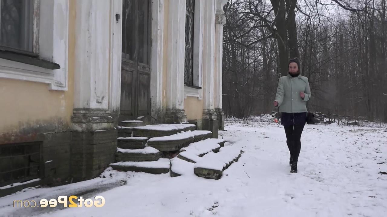 15P Chica rubia se baja las mallas para orinar en la nieve junto a una vivienda