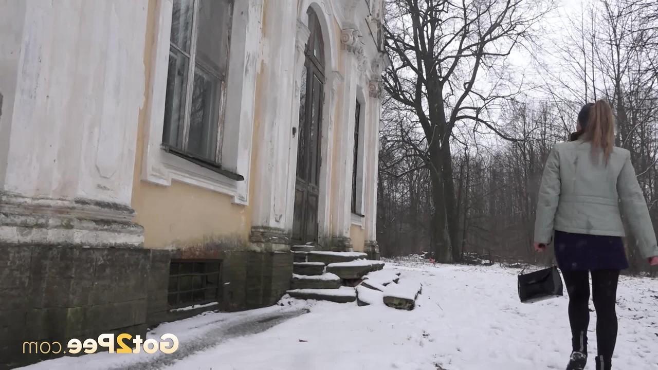 15P Chica rubia se baja las mallas para orinar en la nieve junto a una vivienda
