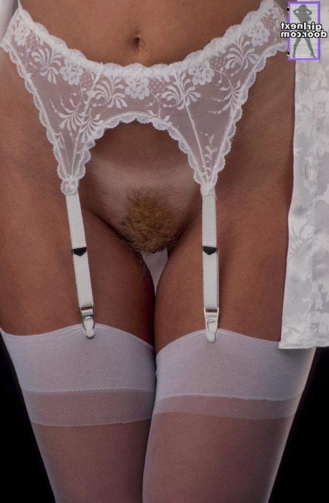 20P Das blonde Babe Lona Lory stellt ihre kleinen Brüste in einem weißen Strumpfgürtel zur Schau