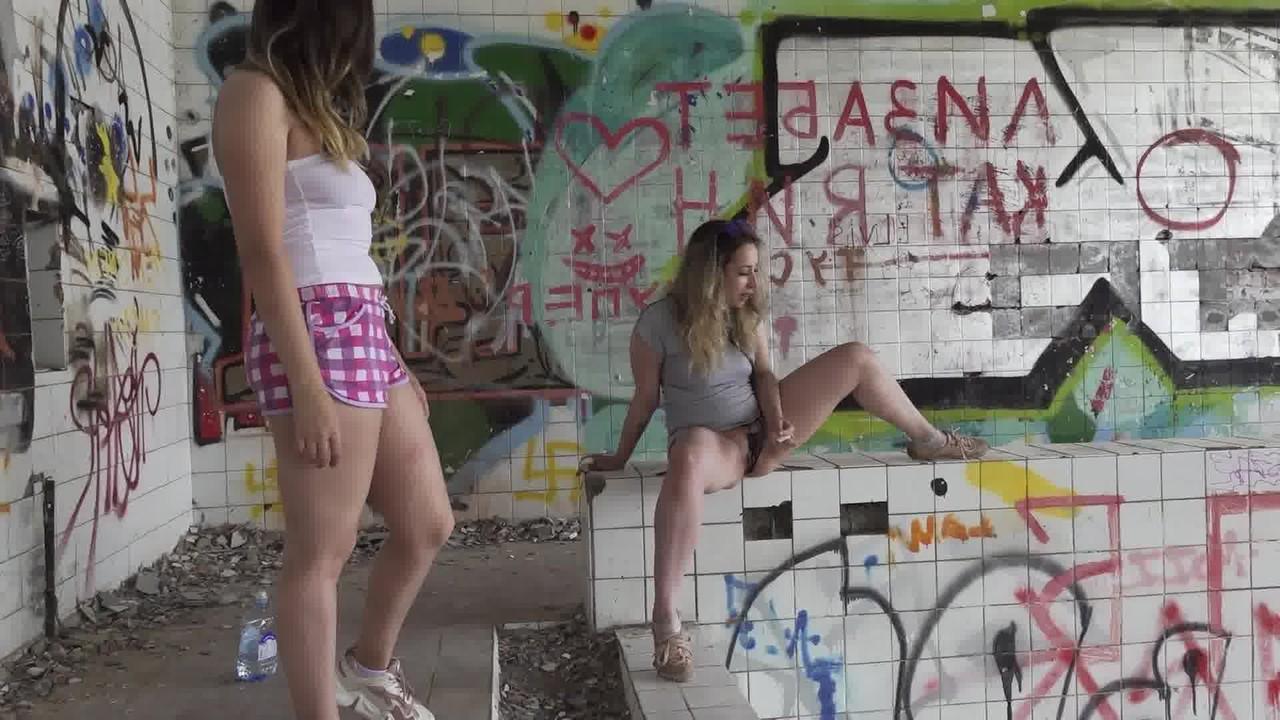 15P La rubia Katya orina en público mientras su novia mira