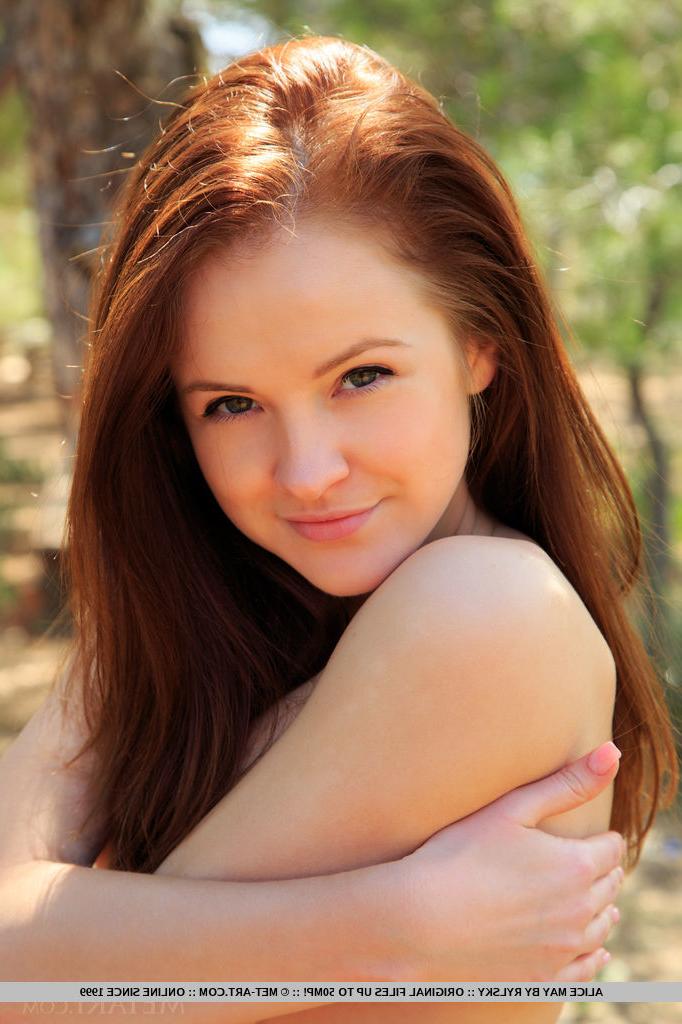 18P A adolescente ruiva Alice May mostra sua buceta careca em cima da mesa de piquenique no parque