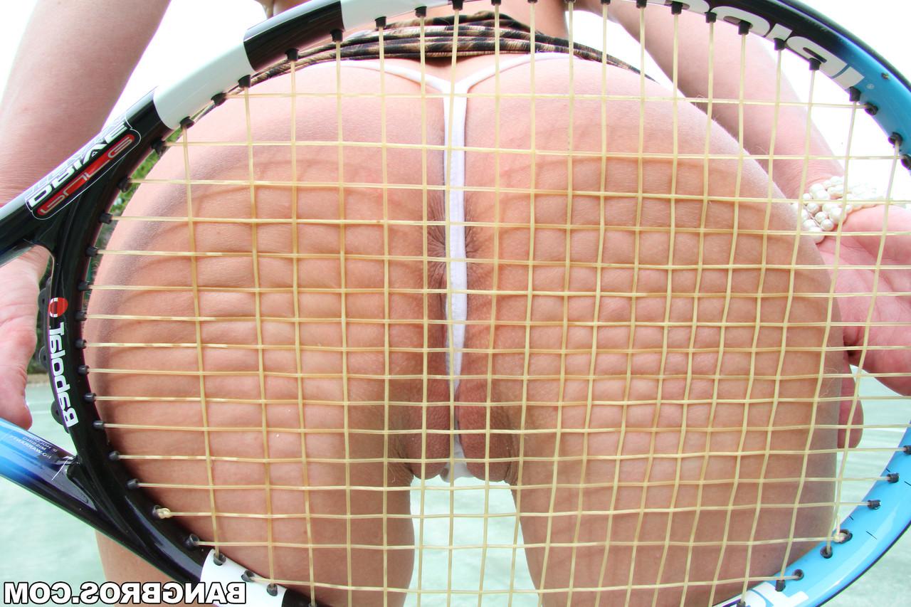 20P La nympho mature aux gros seins Veronica Avluv s'assoit sur une bite monstrueuse et la chevauche.