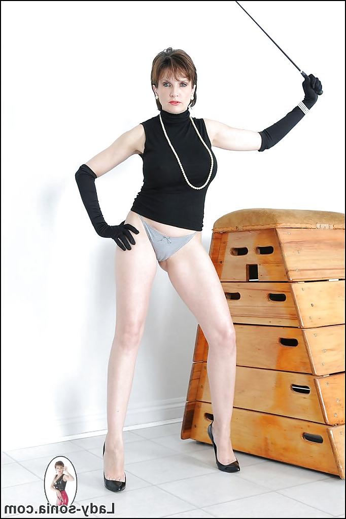 15P Heiße MILF stellt ihre schlanken Beine und ihren sexy, mit Höschen bedeckten Arsch zur Schau