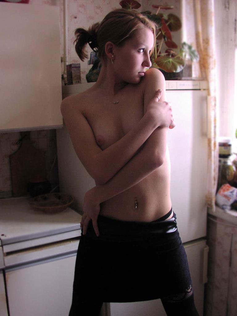 20P La joven amateur nata se desnuda hasta ponerse medias de encaje y hace alarde de su almeja peluda