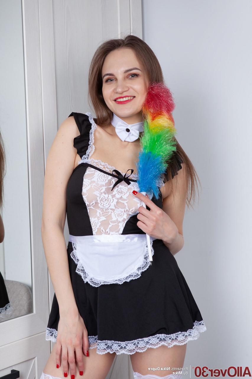 16P La mujer mayor de 30 años, Nika Dupre, se quita el traje de sirvienta para sus primeras poses desnudas