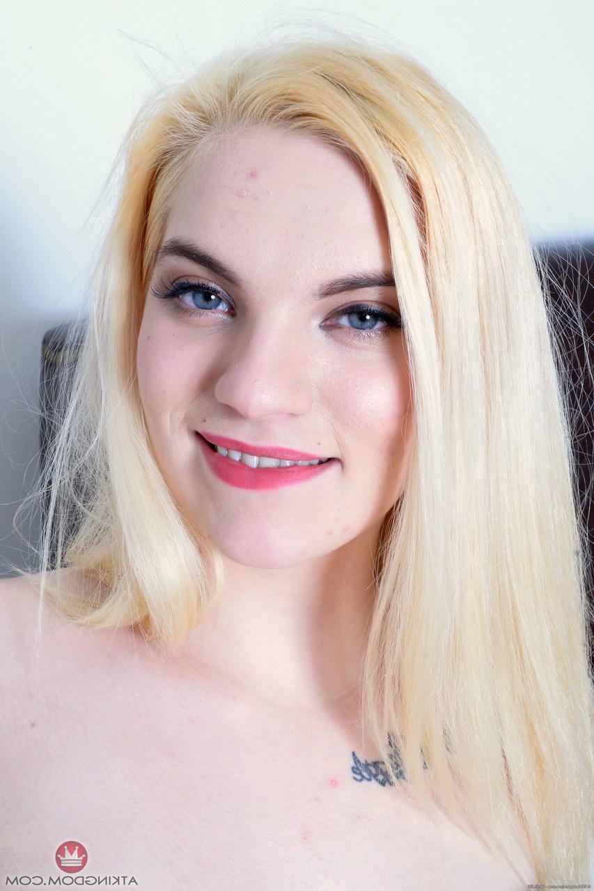 20P Die blonde Teenagerin Crystal Young zeigt ihre fleischige rosa Muschi und ihr Arschloch aus nächster Nähe