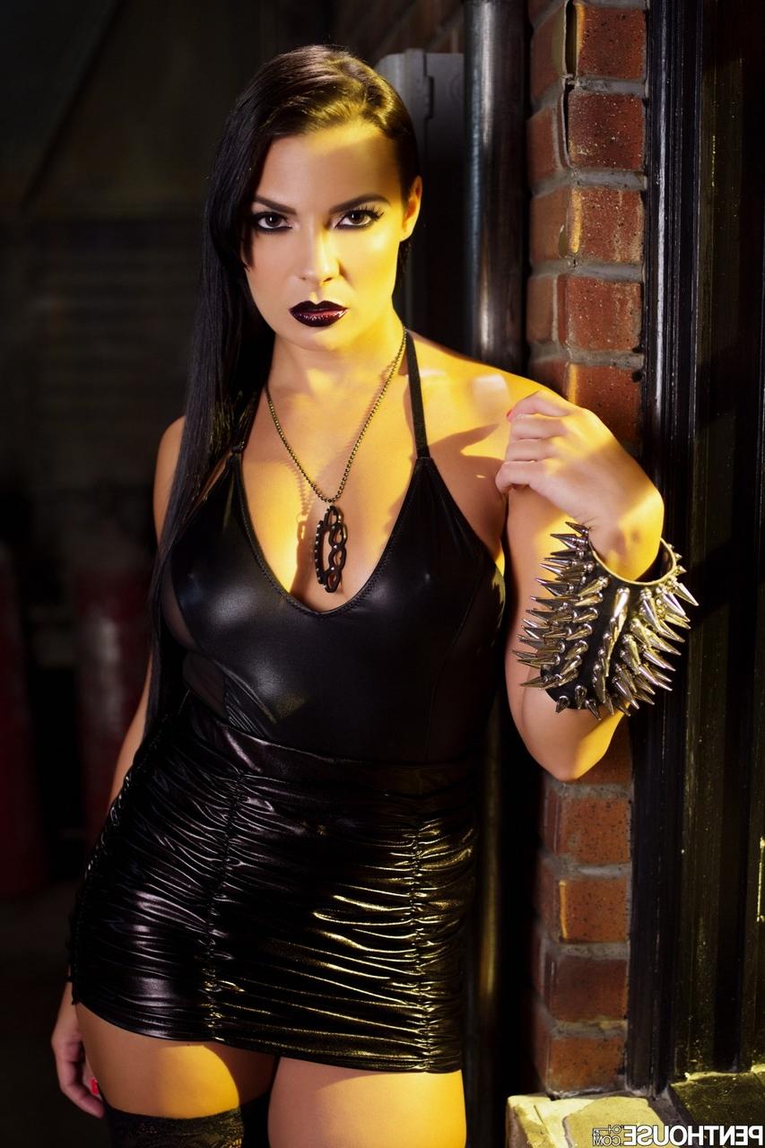 17P Badass Latina em couro Krista Ayne faz peeling no beco para posar com botas na coxa