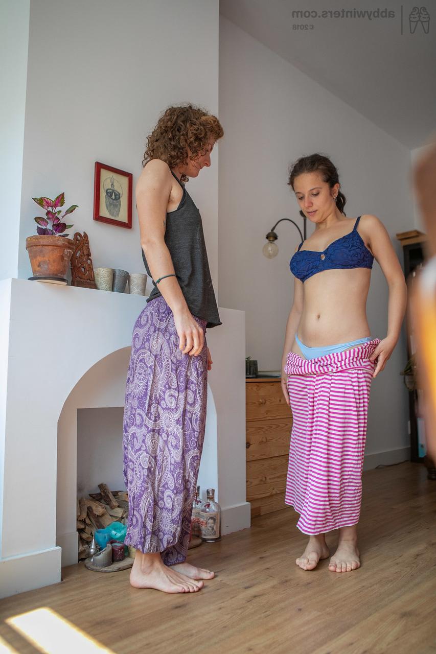 17P Amantes desnudas Roslin y Alessia se visten mostrando un bonito culo y un matorral natural