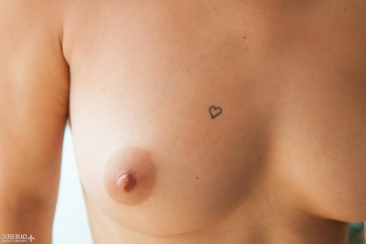 10P La timide Amanda Bellucci se déshabille sur la table de massage et montre son tatouage.