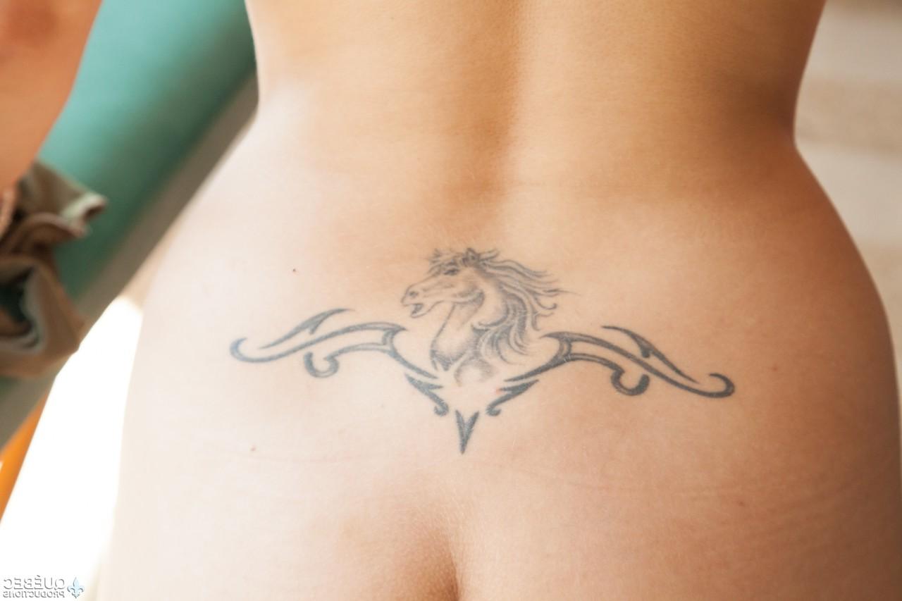 10P La timide Amanda Bellucci se déshabille sur la table de massage et montre son tatouage.